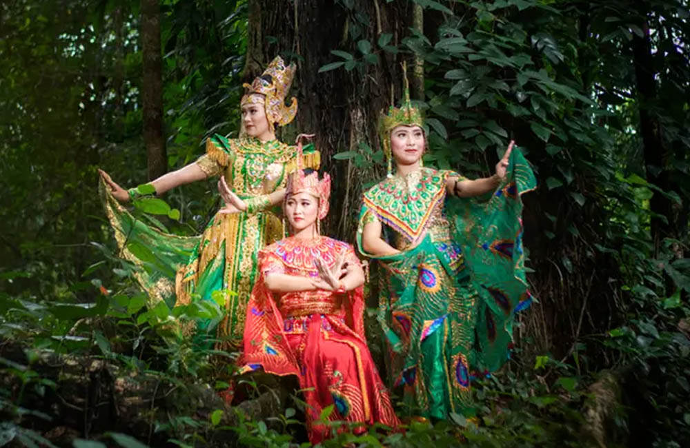 Mengenal Sejarah, Properti dan Kostum Tari Merak dari Jawa Barat
