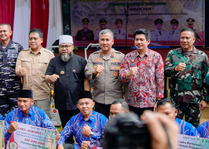 Serahkan Reward Rp1 Miliar, Gubernur Apresiasi Keberhasilan Program SADESAHE di Tanah Hitam