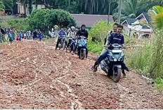 Jalan Lumpur Warnai Perjalanan Pelajar Ketahun Saat ke Sekolah