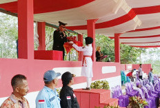 Camat dan Kapolsek Jadi Irup, Pengibaran Bendera  HUT RI ke 79 di Pinang Raya 