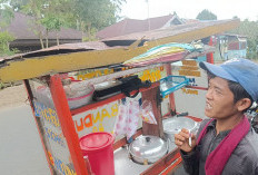 Diterpa Badai, Gerobak Pedagang Siomay Terguling