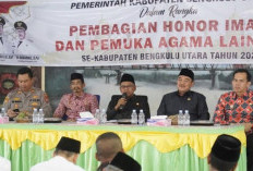 Bagikan Honor untuk 6 Kecamatan, Wabup Sumarno Ajak Imam Masjid dan Pemuka Agama Jaga Kondusifitas dan Persatu