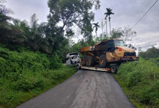 BREAKING NEWS, Pengangkut Scania Melintang di Jalan Tengah. 