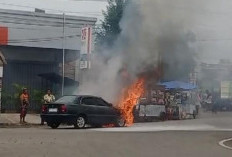 Heboh, Mobil Sedan Terbakar di Bundaran Giri Kencana Ketahun