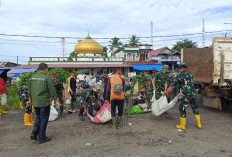 Personel Yonif TP 847/VS dan Petugas Gabungan Gotong Royong Bersihkan Sampah Pasar KTM