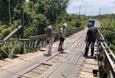 Truk Angkutan Material Jalan Melintasi Jembatan Mumbang yang Rusak, Ini Pesan Camat