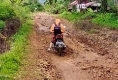 Jalan Tanah Hitam Rusak, Warga: Gubernur Baru Tolong Bangun Jalan Kami!