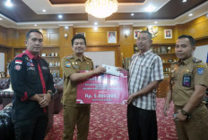 Bupati Arie Beri Bantuan Untuk Anak Penderita Tumor Mulut