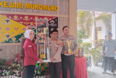 Kajari Mukomuko Serahkan Hadiah Lomba Voli dan Domino HUT ke-80 Kejaksaan