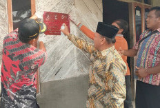 Tegas dan Transparan, Pemdes Lubuk Sanai III Cat Rumah Penerima Bansos