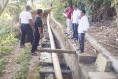 Tanggul Jebol, Dinas PU Mukomuko Pasang PVC di Irigasi Selagan