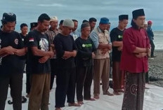 Dipimpin Gus Huda, Warga Sholat Gaib di Pinggir Pantai Berharap 2 Korban Ditemukan