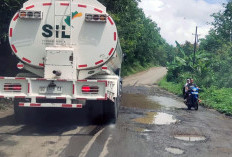 Musim Hujan, Hati-hati Jalan Berlubang Tergenang Air Sebabkan Kecelakaan