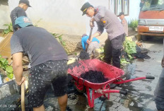 Gotong Royong Bersihkan Sampah di Lokasi Rawan Banjir
