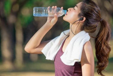 Kenapa Minum itu Baiknya Sambil Duduk, Bukan Berdiri. Ini Alasan Kesehatannya...