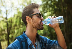 Hati - Hati! Ini Dia Bahaya Minum Air Sambil Berdiri serta Aturan Minum yang Benar