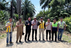 Pastikan Mutu Pekerjaan, Edi Putra Kawal Titik Nol Jalan Lingkungan dari Pokir TA 2025