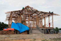 Rumah Adat Mukomuko Masuk Tahap Pemasangan Atap