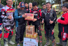 Lagi, Bupati Serahkan Bantuan 150 Juta dan Sembako Untuk Korban Bencana Sumbar