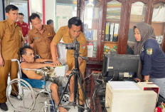 Pasien Rujukan ke Padang Mendadak Rekam KTP di Dukcapil Mukomuko