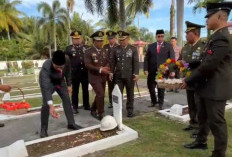 HUT TNI, Kodim 0423/BU Apel Penghormatan dan Tabur Bunga di TMP