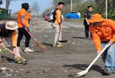 BPBD Mukomuko Bersihkan Material di Jalinbar Air Punggur