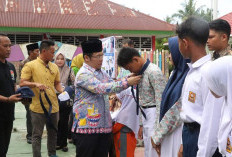 8.130 Siswa di Mukomuko Terima Seragam Sekolah Gratis Program Sapuan-Wasri