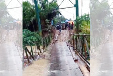  Menunggu Jembatan Hanyut, Kades: Kami Khawatir Keselamatan Warga