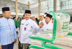 Usai Shalat Jum'at, Pulang Bawa Beras Bantu Rakyat