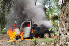 Massa Geram, Mobil Pencuri Sawit Dibakar di Desa Tunggang