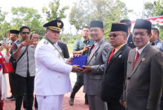 Bupati Mukomuko Serahkan Satyalancana Karya Satya untuk ASN Berprestasi