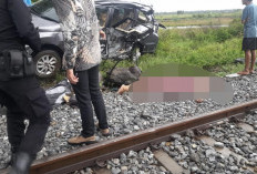 Honda Mobilio Bernopol Bengkulu Ditabrak Kereta Api Pariaman Ekspres. 1 Korban Dikabarkan Meninggal