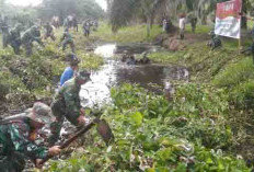 Antisipasi Banjir, Kodim 0428/MM Bersihkan Sungai di Mukomuko
