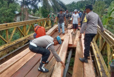 Gotong Royong Perbaikan Jembatan Lembah Duri