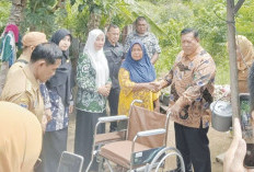 Bupati Mukomuko Serahkan 15 Kursi Roda dan Tongkat Ketiak untuk Penyandang Disabilitas
