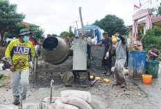 Warga Bukit Berlian Swadaya Perbaiki Jalan Rusak Parah