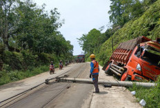 Truk Tabrak Tiang, Listrik Sempat Padam & Sudah Kembali Menyala