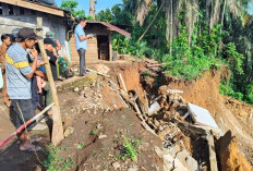 Belasan Keluarga di Pondok Panjang Bertahan Ditengah Ancaman Longsor Tebing Sungai