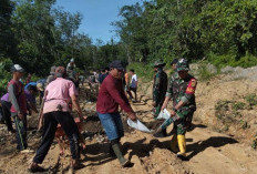 4 Anggota Babinsa Dikerahkan untuk Bantu Masyarakat Timbun Jalan Berlumpur di Desa Tanjung Muara