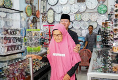 Pulang ke Kampung, Gubernur Rohidin Bersama Ibunda Keliling Pasar