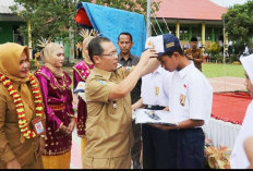 Senin Ini, Bupati Sapuan Bagikan Seragam Sekolah di Air Rami dan Ipuh