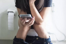 STOP ! Kebiasaan Membawa HP Ke Kamar Mandi, Karena Bisa Berakibat Fatal Bagi Kesehatan