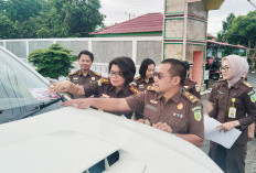 Peringati Hakordia, Kejari Mukomuko Bagikan Stiker dan Brosur Anti Korupsi