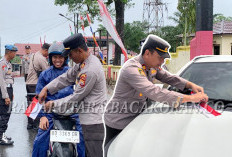 Peringati HUT RI ke-80, Polsek Putri Hijau dan Polsek Ketahun Bagikan Bendera Merah Putih