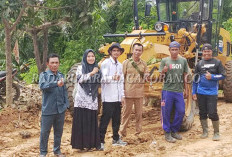 Dibantu Perusahaan, Pemdes Gembung Raya Rapikan Jalan Tanah Menuju Sekolah dan Pasar