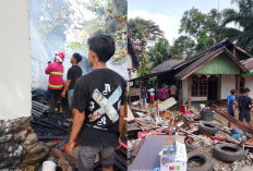 Rumah Warga Desa Kuro Tidur Ludes Terbakar, Damkar dan Warga Bahu-Membahu Padamkan Api