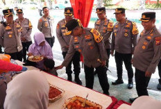 Polisi Bengkulu Bagikan Makanan Gratis 