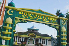 Menguji Kekuatan Tiang Masjid Bersejarah di Lampung