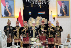  Gubernur Rohidin Terima Anugerah Kehormatan Lembaga Adat Melayu
