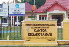 Semarak HUT RI ke-80, Pemdes Kota Bani Bagikan Bendera Merah Putih